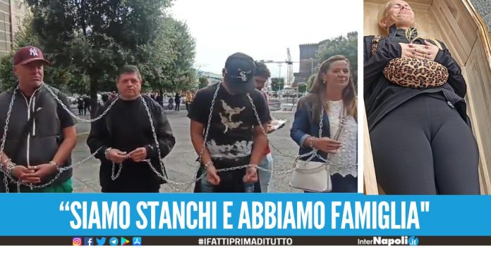 Chioschi di Mergellina protesta choc dei gestori con bare, catene, taralli e birre davanti al Comune di Napoli