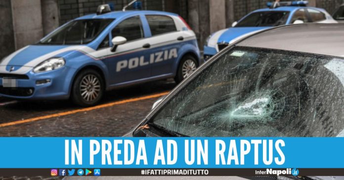 Clochard prende a sassate auto in sosta a Napoli 3 sono della Polizia