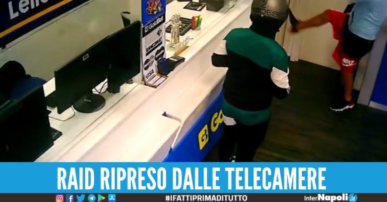 Raid nel centro scommesse a Mugnano, banditi via con l’incasso