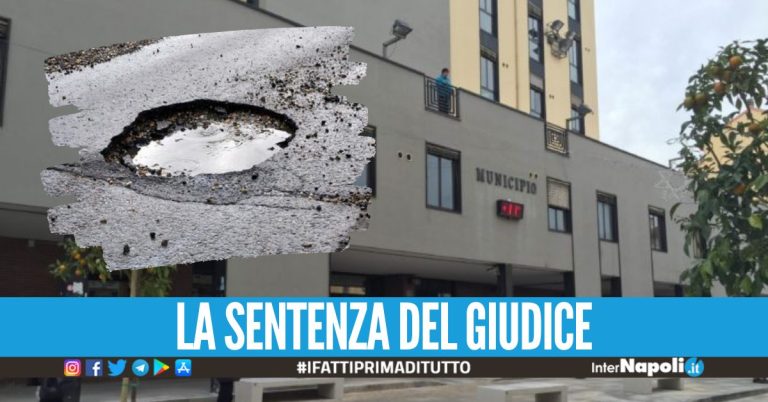Cadde a causa in una buca a Giugliano, Comune condannato a pagare 50mila euro
