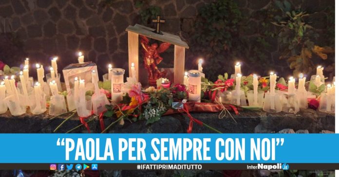 Fiaccolata ad Ercolano per Paola, investita e uccisa da un camion denunciato l'autista per omicidio stradale