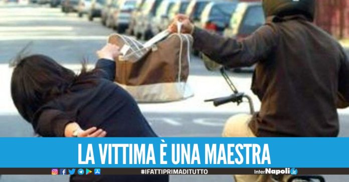 Filo di posta ad Acerra, donna scippata della borsa in strada