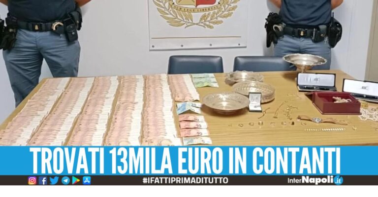 Gioielli d'oro e soldi nascosti in auto, c'è un fermato di Napoli