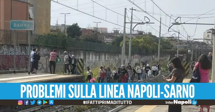 Giovedì nero per i pendolari, Circum ferma a Barra e passeggeri a piedi sui binari