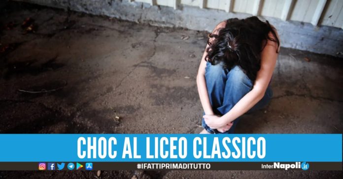Violenza sessuale ai danni di due studentesse al liceo, in manette bidello a Castellammare di Stabia