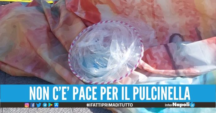 Un condom gigante ai piedi del Pulcinella di Pesce, la goliardica provocazione