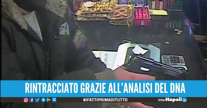 Rapina choc nel bar a Pompei, fa inginocchiare la dipendente e minaccia il cassiere