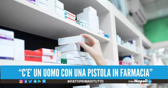 Girava armato in farmacia a Pianura, gli agenti irrompono e arrestano un 41enne