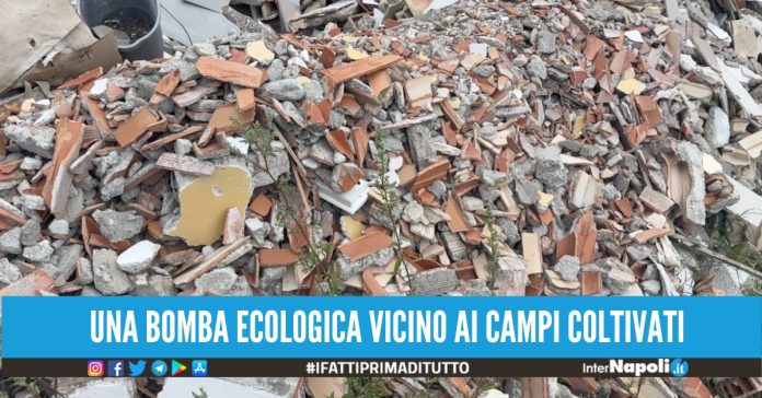 Una discarica a cielo aperto nei pressi della statale del Vesuvio, scoperte 500 tonnellate di rifiuti