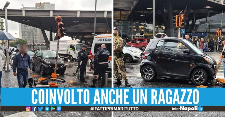 Paura a piazza Garibaldi, Smart fuori controllo si schianta e abbatte un semaforo