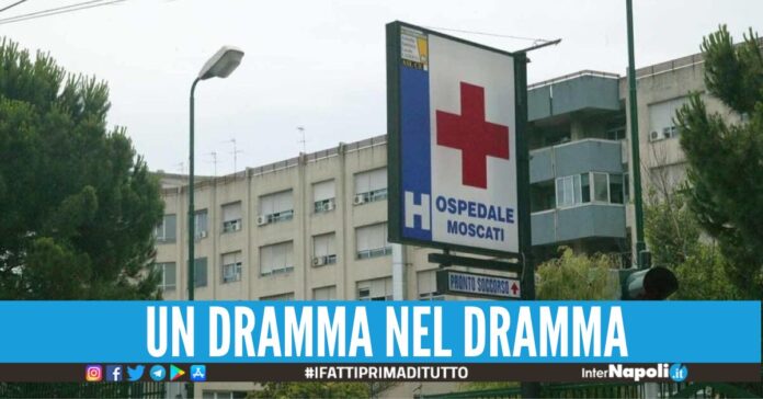 Legata e violentata dal suo fidanzato a Parete, il padre la porta in ospedale ma viene colto da infarto