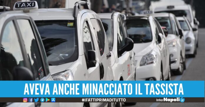 Danneggia un taxi e fugge via con la targa, arrestato 30enne a Napoli