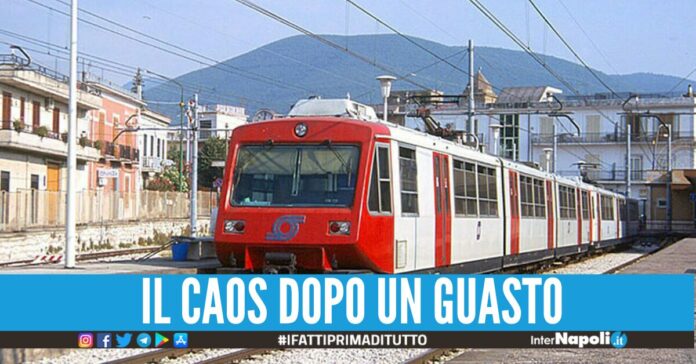 Follia sulla linea della Circumvesuviana, il treno si ferma e i passeggeri picchiano capotreno e macchinista
