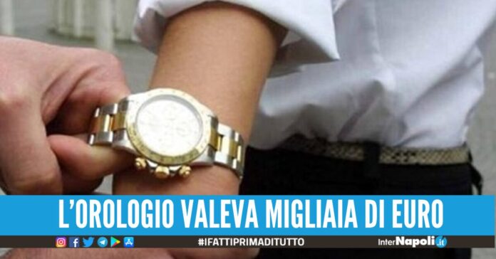Scippa l'orologio a un turista americano ai Quartieri Spagnoli, in manette 34enne