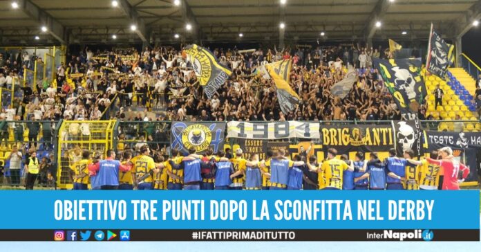 Il Giugliano sfiderà il Crotone, i gialloblù a caccia del primo successo casalingo contro i pitagorici