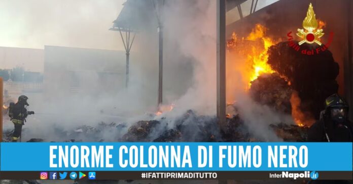 Incendio nel deposito di ecoballe a Giugliano, a fuoco pellet e materiale plastico