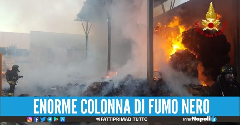 Incendio nel deposito di ecoballe a Giugliano, a fuoco pellet e materiale plastico