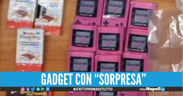 La droga nascosta nei Game Boy e nelle barrette di cioccolato, sequestro da 6 kg nel Napoletano