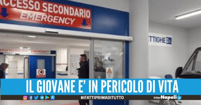 Rissa tra giovani nei pressi del centro commerciale a Casoria, 15enne raggiunto da una coltellata