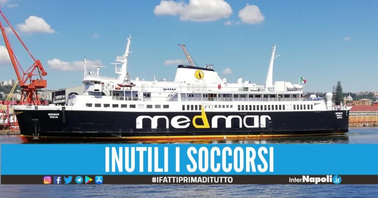 Tragedia sul traghetto da Ischia, turista muore dopo un malore