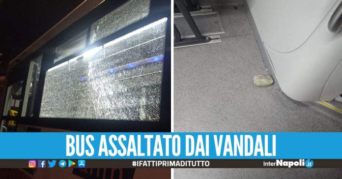 Paura a Napoli, pioggia di sassi contro il bus Anm: distrutti i vetri