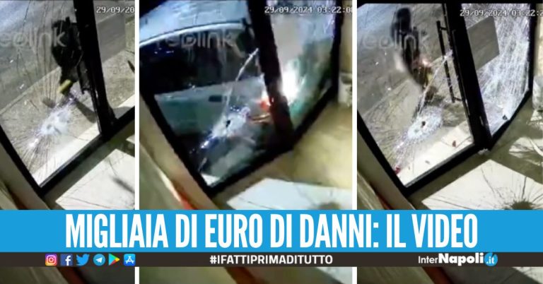 Raid nella pizzeria ad Arzano, distruggono la vetrina e scappano con gli spicci in cassa