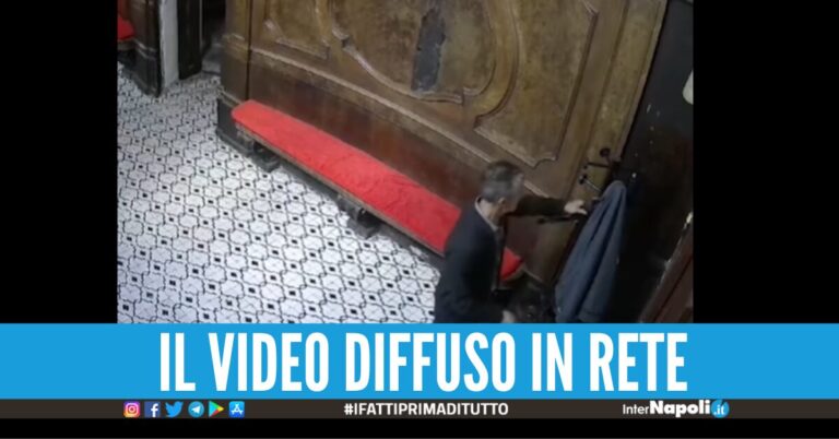 Ruba un borsello in una chiesa nel cuore di Napoli le telecamere incastrano il ladro
