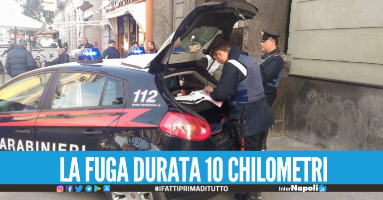 Ruba una Fiat Panda a Giugliano, 17enne si schianta contro un muro durante l'inseguimento con i carabinieri