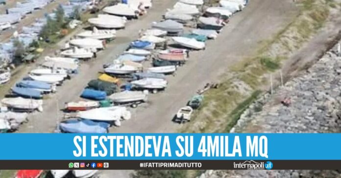 Un deposito di barche non autorizzato sul suolo pubblico a Mondragone, scatta il sequestro