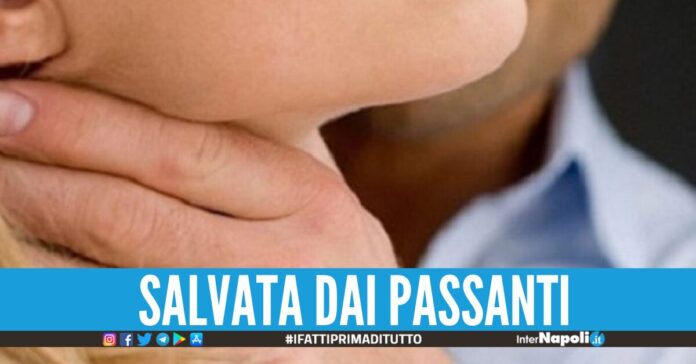 Tenta di strangolare e buttare giù l'ex moglie arrestato 40enne a Mugnano