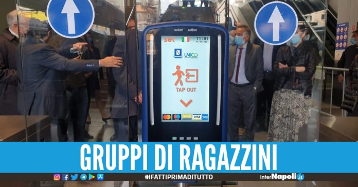 Vandalizzano Cumana e Circumflegrea fuori uso i dispositivi Tap&Go