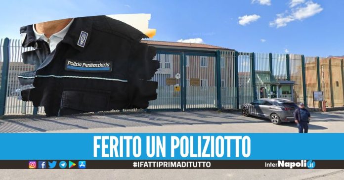 Violenza nel carcere di Avellino, detenuto stringe le mani al collo dell'agente