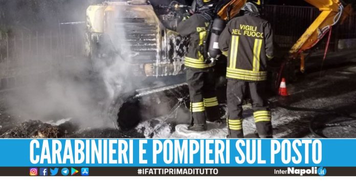 Incendio lungo la statale Sannitica, brucia un bobcat a Caivano