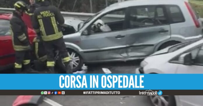 Carambola tra 5 auto sulla Sorrentina, tre feriti: il più grave estratto dalle lamiere