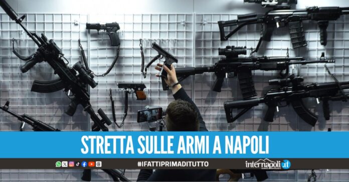 Le forze dell’ordine di Napoli e provincia, dall'inizio del 2024, con i dovuti controlli hanno accertato ben 353 violazioni relative al porto di armi (sia vere che repliche).