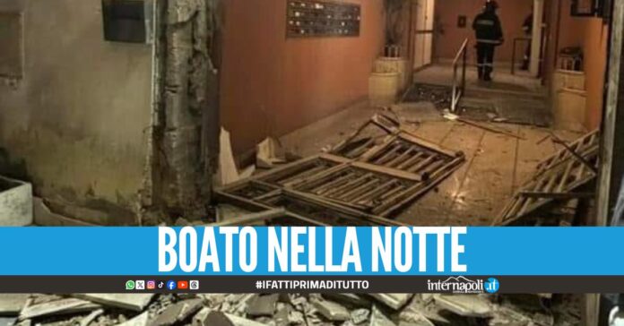 Portone del palazzo sventrato a Pianura, si segue la pista della camorra