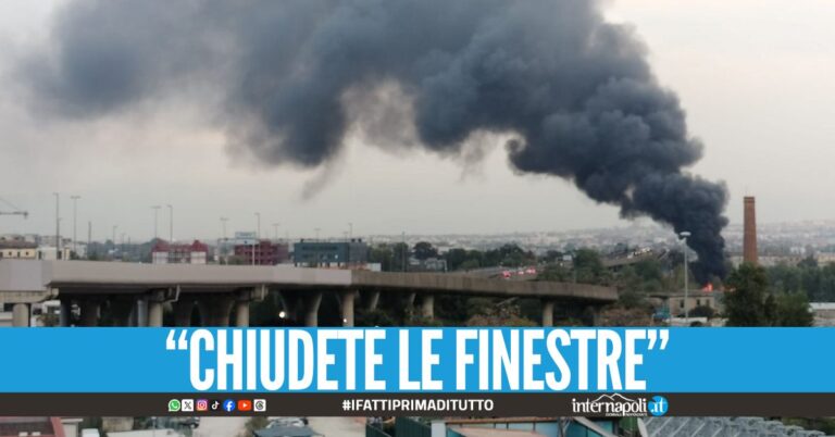 Fumo nero nel cielo di Napoli, nube visibile da chilometri