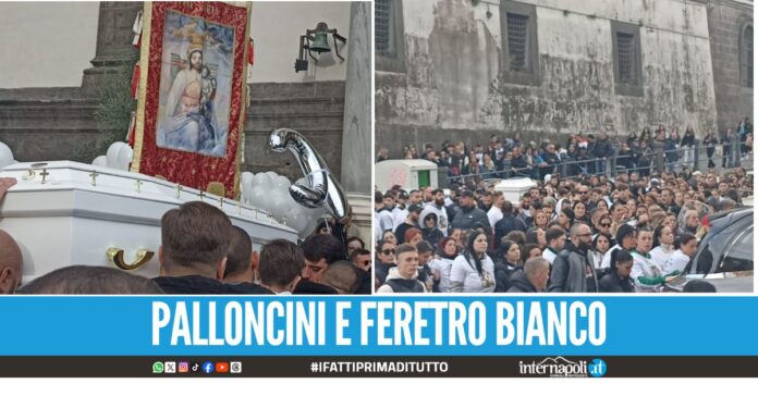 La folla accompagna la bara nell'ultimo viaggio di Arcangelo Correra