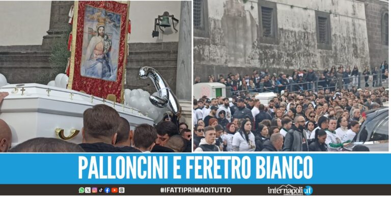 La folla accompagna la bara nell'ultimo viaggio di Arcangelo Correra