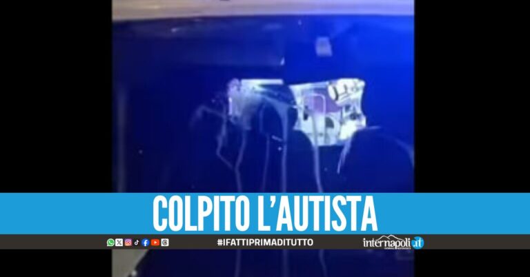 "Halloween all'italiana": a Napoli sassi e uova contro un'ambulanza in servizio