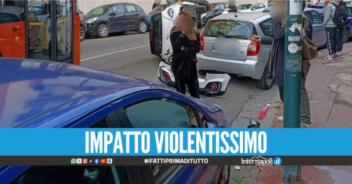 Incidente a Posillipo, minicar si ribalta sulla carreggiata dopo lo schianto