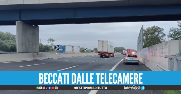 Lanciavano sassi alle auto dal cavalcavia dell' A1 fermati 4 adolescenti a Capua