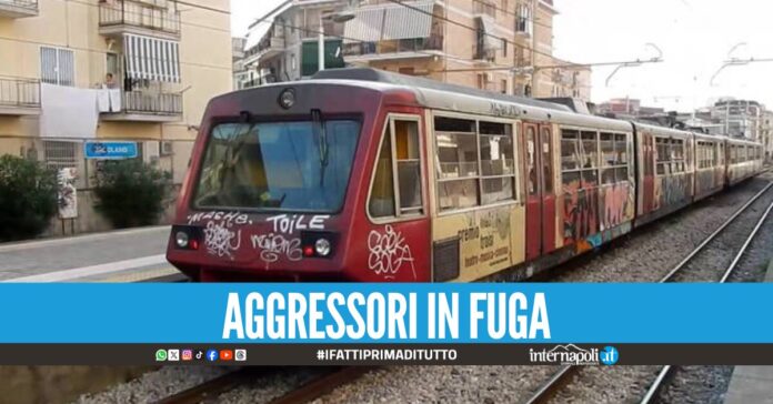 Minorenne picchiato sulla linea Cumana di Napoli, difeso dai passeggeri