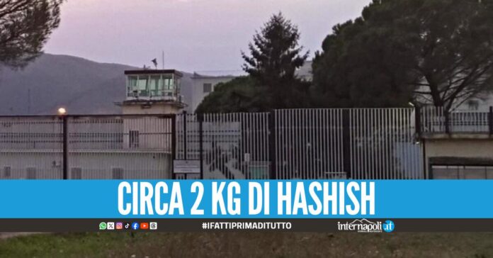 Un sacco della spazzatura pieno di hashish, la scoperta nel carcere di Carinola