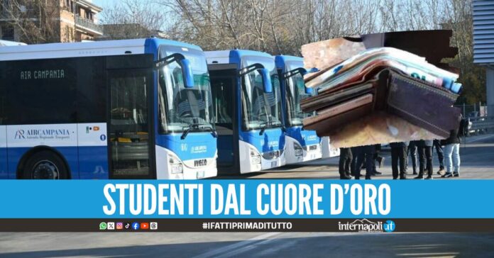 Trovano borsello con dentro 15mila euro, studenti lo riconsegnano all'anziano proprietario