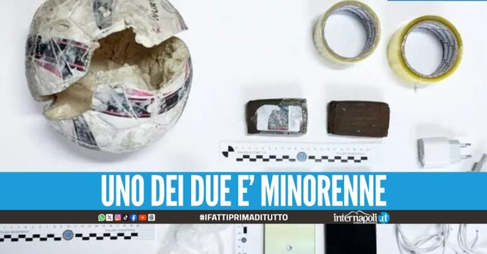Droga e smartphone nascosti nel pallone da calcio, arrestati due giovanissimi in Irpinia