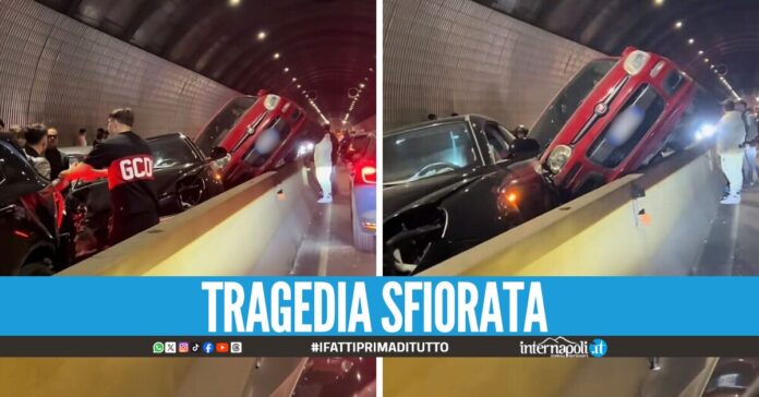 Spaventoso incidente in Galleria Vittoria, auto si impenna su altri veicoli fermi nel traffico