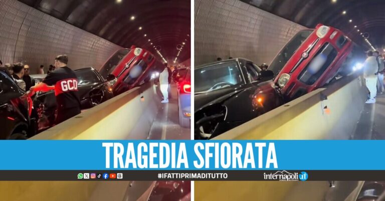 Spaventoso incidente in Galleria Vittoria, auto si impenna su altri veicoli fermi nel traffico