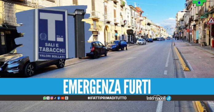 Raid nella notte ad Acerra, bar tabacchi preso d'assalto dai ladri e svaligiato