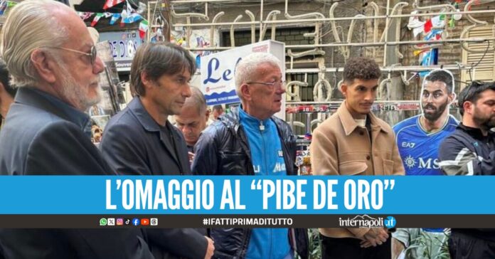 Il Napoli ricorda Maradona a quattro anni dalla scomparsa, delegazione azzurra al murale dei Quartieri Spagnoli